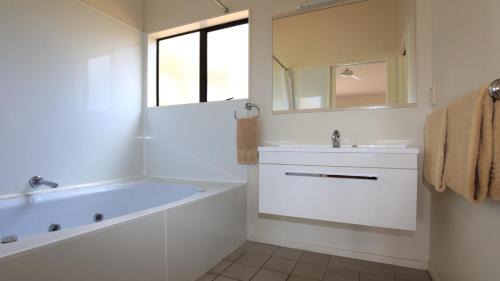 Pukekohe Hotel | Discover Bk's Counties Motor Lodge: Family-Friendly Retreat
