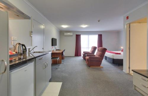 Petone Hotel | Premier 5-Star BKs Motel Esplanade - Family Friendly Stay