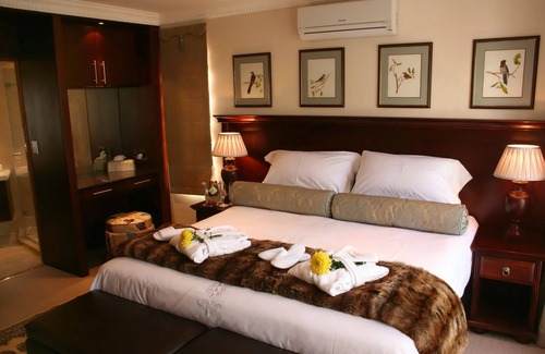 Somerset West House | Top-Rated Blaauwheim Guest House with Private Pool & Spa
