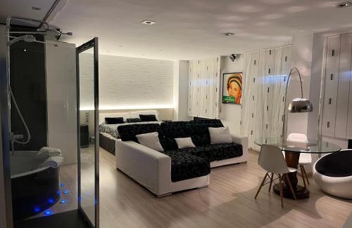 Noja Apartment | Elegant Black and White Suite "Marques" with Hot Tub