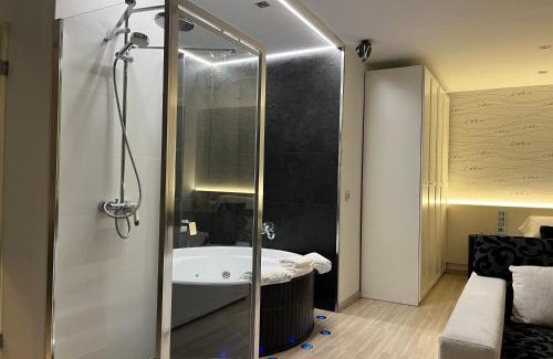 Noja Apartment | Elegant Black and White Suite "Marques" with Hot Tub