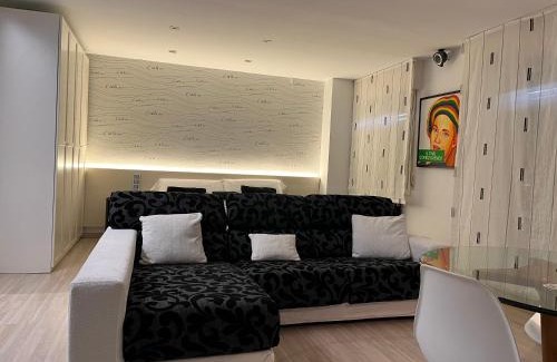 Noja Apartment | Elegant Black and White Suite "Marques" with Hot Tub