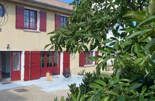 Fuisse Apartment | Pet-Friendly Black And White Swallow Fuiss - Rated 8/10