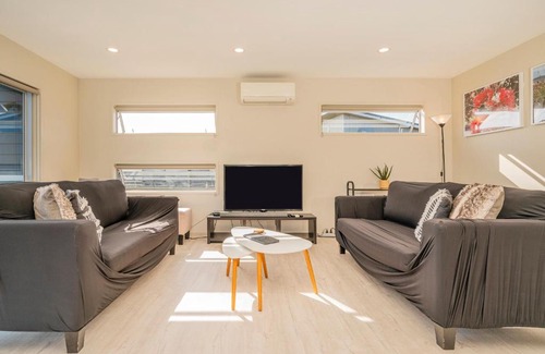 Matarangi House | Impeccable Black Bach Pod - Family-Friendly Matarangi Retreat
