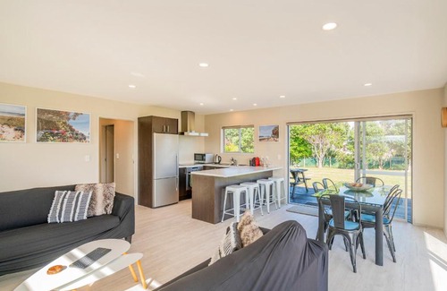 Matarangi House | Impeccable Black Bach Pod - Family-Friendly Matarangi Retreat