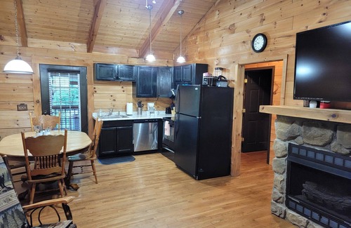 Hico Cabin | Private Black Bear Cabin with Spa and Hot Tub Retreat
