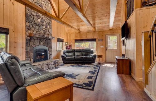 South Lake Tahoe House | Black Bear Hideaway: Guest Rated 10/10 with Hot Tub & Pets