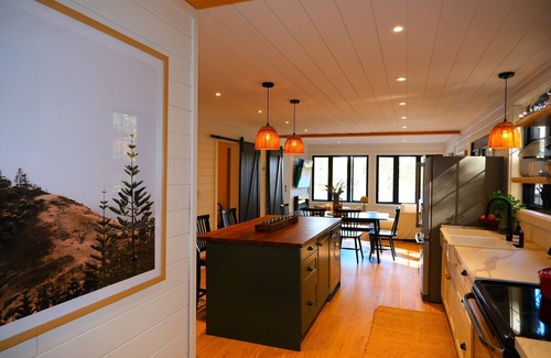 Torrance House | Delightful Black Bear Hotel at Lake Muskoka Awaits You