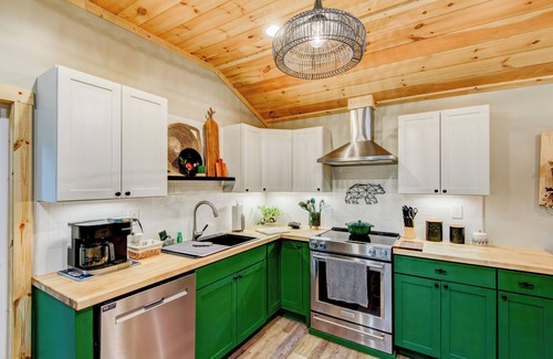 Charter Hills Cabin | Experience Black Bear Sauna & Plunge on Beech Mountain