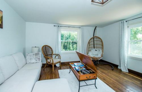Bergton House | Explore Black Bear Vista: 3BR Retreat with Fast Wi-Fi