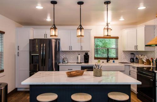 Bergton House | Explore Black Bear Vista: 3BR Retreat with Fast Wi-Fi