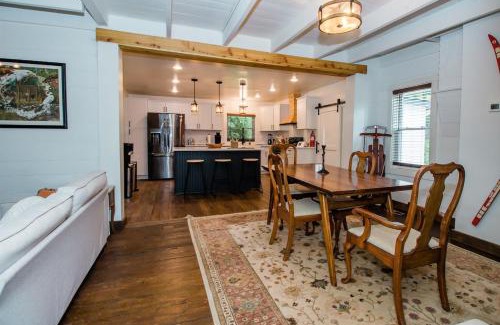 Bergton House | Explore Black Bear Vista: 3BR Retreat with Fast Wi-Fi