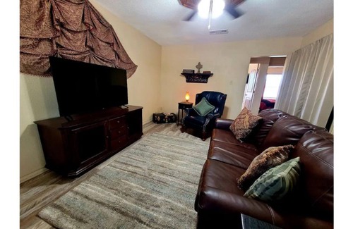 Lubbock Apartment | Cozy Black Beard's Cabin - Perfect Family Getaway in Lubbock