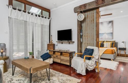 Bangalow Apartment | Guest Favorite: Black Beauty Studio with a 9/10 Rating