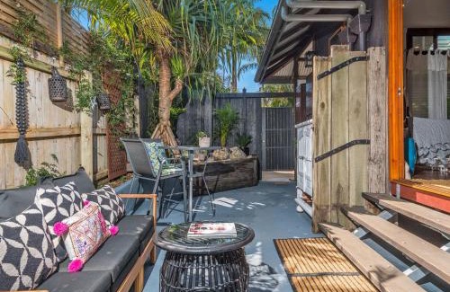 Bangalow Apartment | Guest Favorite: Black Beauty Studio with a 9/10 Rating