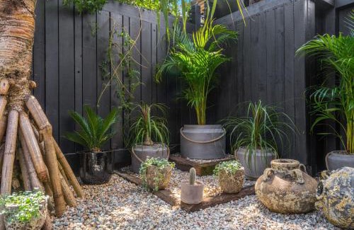Bangalow Apartment | Guest Favorite: Black Beauty Studio with a 9/10 Rating
