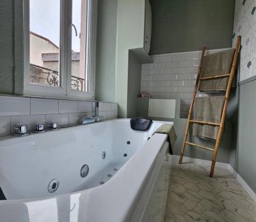 Epinal Apartment | Relaxing BLACK BOX CINEMA Apartment with Hot Tub Amenities