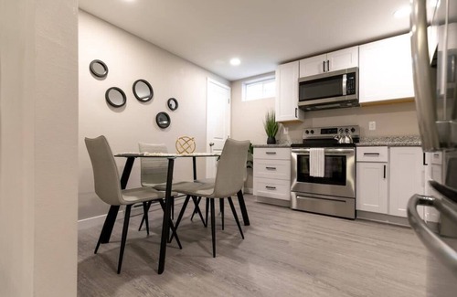 Allendale Area House | Elegant Black Brick Suite: Pet Friendly & Breakfast Included