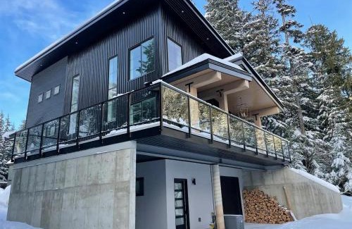 Hemlock Valley Ski Chalet | Idyllic Black Diamond Cabin at Sasquatch Mountain Resort
