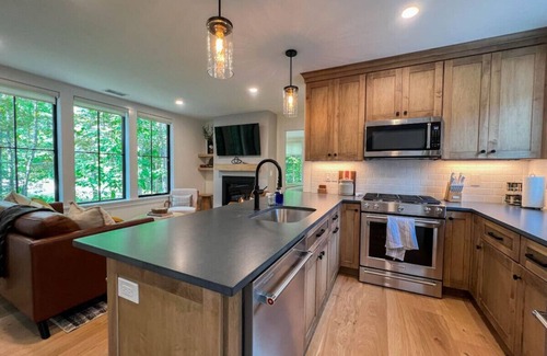 Cranmore Birches House | Discover Black Diamond @ Cranmore Mt. with Hot Tub Access