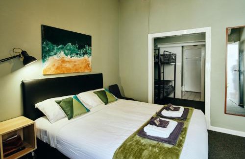 Collie Hotel | Inviting Black Diamond Lodge with Kitchen Amenities