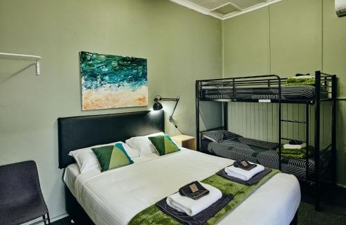 Collie Hotel | Inviting Black Diamond Lodge with Kitchen Amenities