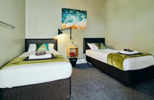 Collie Hotel | Inviting Black Diamond Lodge with Kitchen Amenities