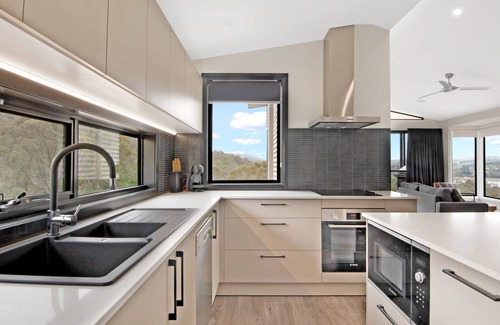 East Jindabyne House | Top-Rated Black Diamond Retreat with Pool & Family Amenities