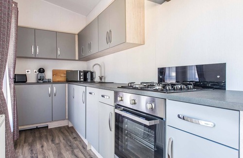 Barmston Cottage | Cozy Black Edition Lodge - Ideal Retreat for 6 Guests