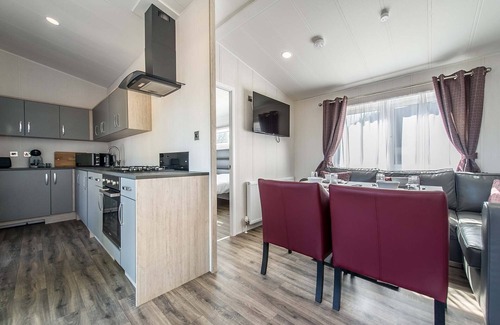 Barmston Cottage | Cozy Black Edition Lodge - Ideal Retreat for 6 Guests