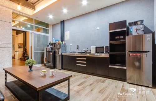 Taitung City Centre House | Pet-Friendly Black Forest House: Self-Check-In & Comfort