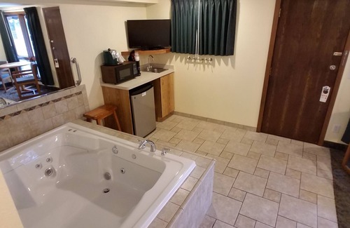 Wisconsin Dells Hotel | Discover Black Hawk Motel and Suites: Rated 9.4 with Pool