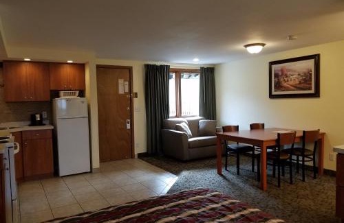 Wisconsin Dells Hotel | Discover Black Hawk Motel & Suites with Pool and Family Fun
