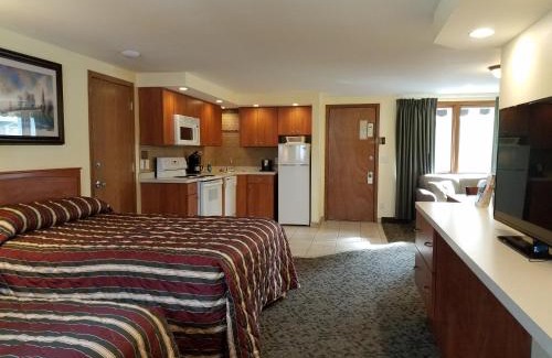 Wisconsin Dells Hotel | Discover Black Hawk Motel & Suites with Pool and Family Fun