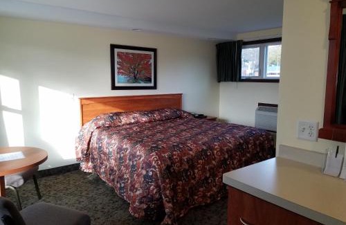 Wisconsin Dells Hotel | Discover Black Hawk Motel & Suites with Pool and Family Fun