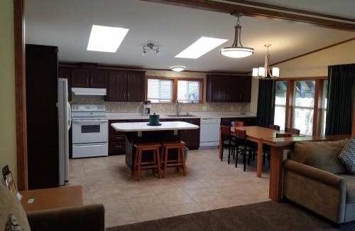 Wisconsin Dells Hotel | Discover Black Hawk Motel & Suites with Pool and Family Fun
