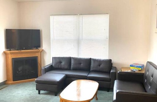 Keystone Apartment | Charming 2 Bedroom Retreat Steps from Mt Rushmore
