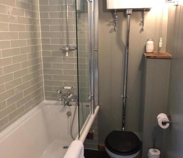Amberley Hotel | Discover Black Horse: Pet-Friendly Retreat with Great Reviews