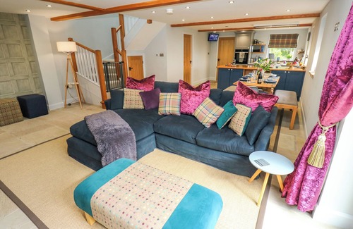Sowerby Bridge Cottage | BLACK HOUSE COTTAGE, pet friendly, with a garden in Ripponden