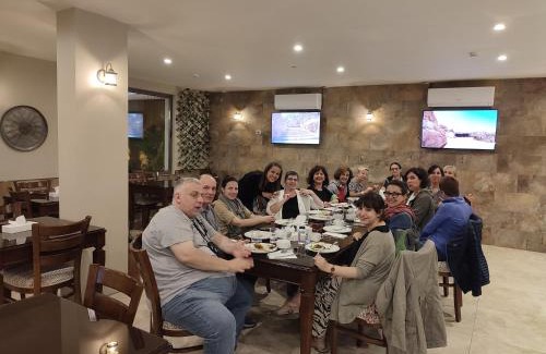 Madaba Hotel | Discover Black Iris Hotel II: Family-Friendly Retreat