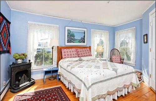 Topsham Bed & Breakfast | Impeccable Black Lantern B&B with Delicious Breakfast