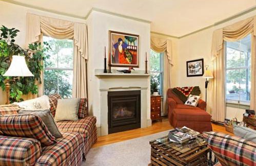 Topsham Bed & Breakfast | Impeccable Black Lantern B&B with Delicious Breakfast