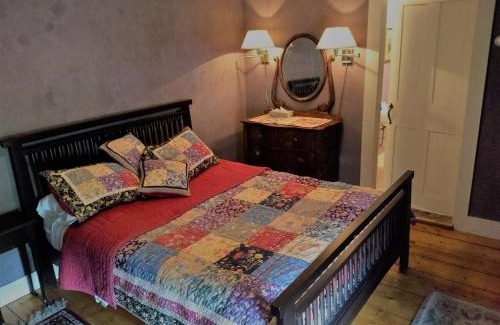 Richford Hotel | Comfortable Stay at Black Lantern Inn with Family Amenities