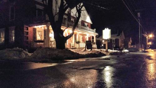 Richford Hotel | Comfortable Stay at Black Lantern Inn with Family Amenities