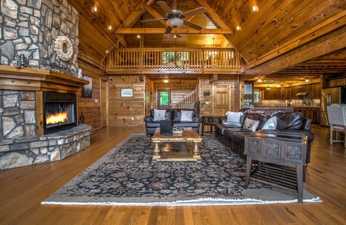 Black Mountain House | Black Mountain Hilltop Retreat: Pet-Friendly Cabin with Spa