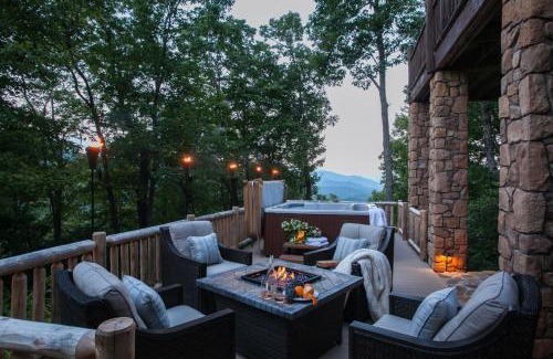 Black Mountain House | Secluded Black Mountain Log Cabin with Hot Tub & Pet-Friendly