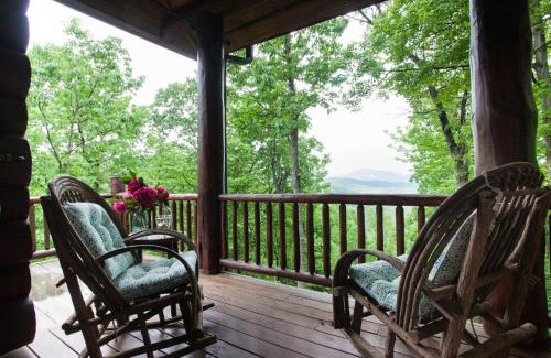 Black Mountain House | Secluded Black Mountain Log Cabin with Hot Tub & Pet-Friendly