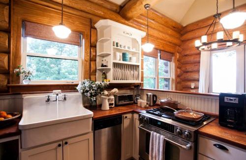 Black Mountain House | Secluded Black Mountain Log Cabin with Hot Tub & Pet-Friendly