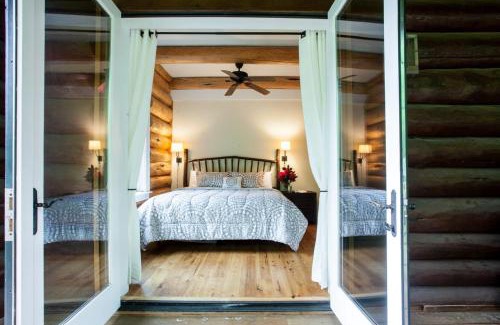 Black Mountain House | Secluded Black Mountain Log Cabin with Hot Tub & Pet-Friendly