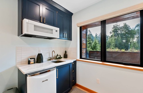 Ucluelet Apartment | Black Pearl #2 I Little Beach I Adventure I Hike